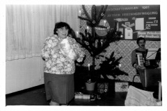 Weihnachtsfeier-mit-Lilo-Heidenreich-an-der-Geschenkausgabe-und-Hans-Juergen-Willert-am-Akkordeon-9-12-1981_p1